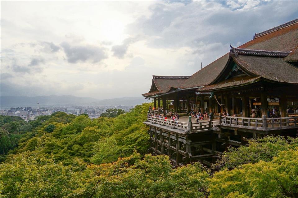 Einer der bekanntesten buddhistischen Tempel in Kyoto: der Kiyomizu-dera mit Blick über die Stadt.Philipp Laage/dpa-tmn