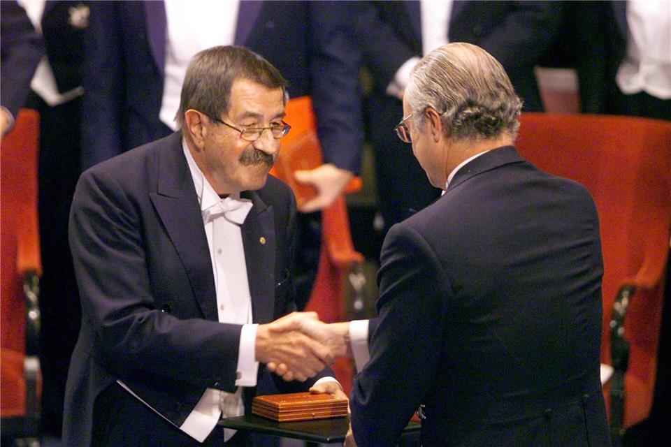 Einer der bislang letzten deutschen Nobelpreisträger: Günter Grass bekam die Nobelmedaille 1999 aus den Händen von Schwedens König Carl XVI. Gustaf überreicht. (Archivbild)picture alliance / dpa