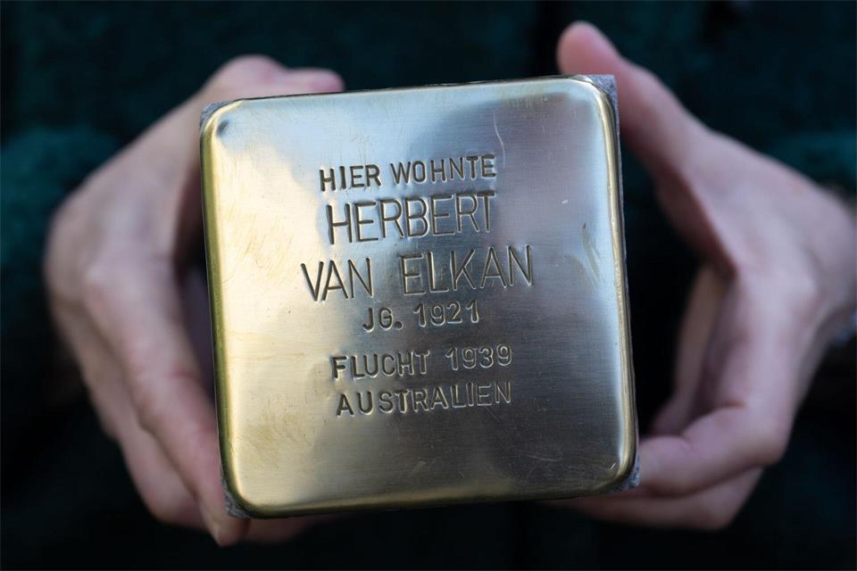 Einer der fünf Stolpersteine ist für ihren Vater Herbert, der 1939 vor den Nazis von Frankfurt nach Australien geflohen war.Boris Roessler/dpa