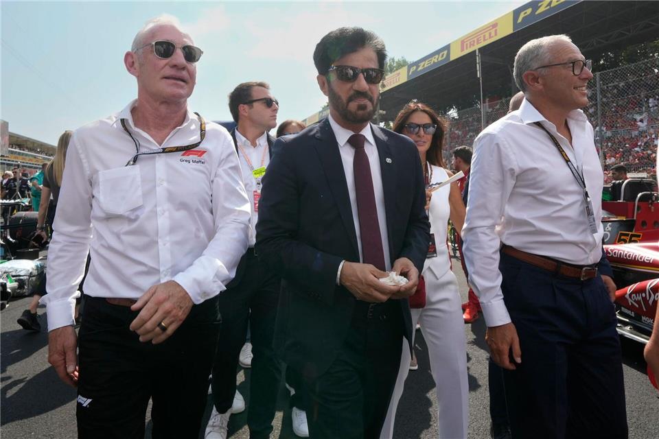 Einer der mächtigsten Männer im Motorsport: Mohammed Ben Sulayem (M). (Archivbild)Luca Bruno/AP/dpa