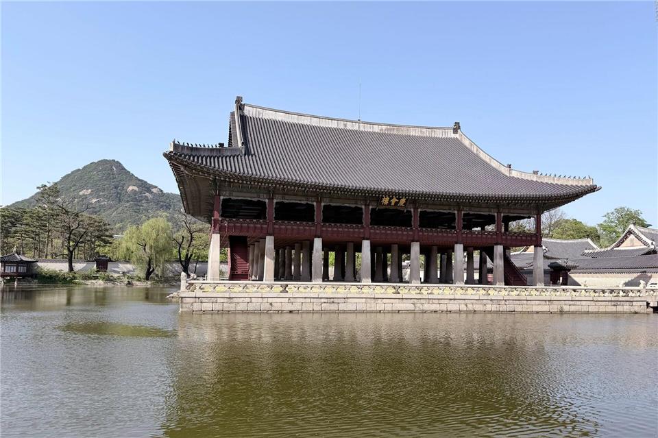 Einer der vielen Hingucker in der Palastanlage Gyeongbokgung ist der Gyeonghoeru-Pavillon.Annette Meinke-Carstanjen/dpa-tmn