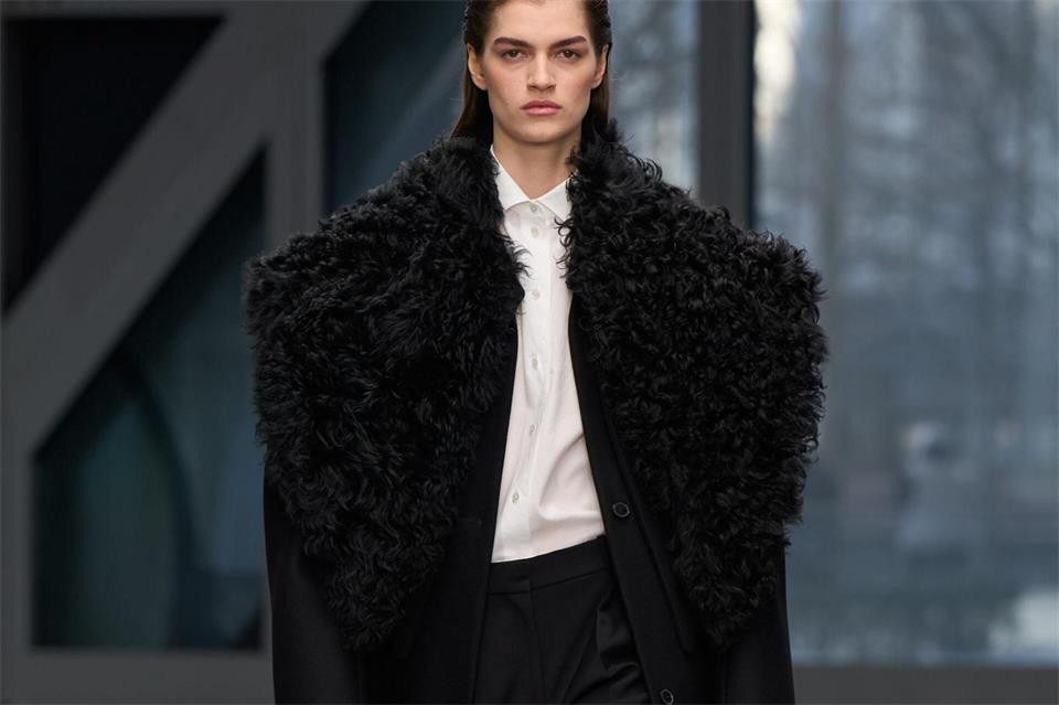 Einer der wichtigsten Trends der Saison: flauschige Elemente auf Jacken und Mänteln. Hier ein Beispiel mit Faux Fur von Calvin Klein (Preis auf Anfrage).Isidore Montag/Calvin Klein Collection/dpa-tmn