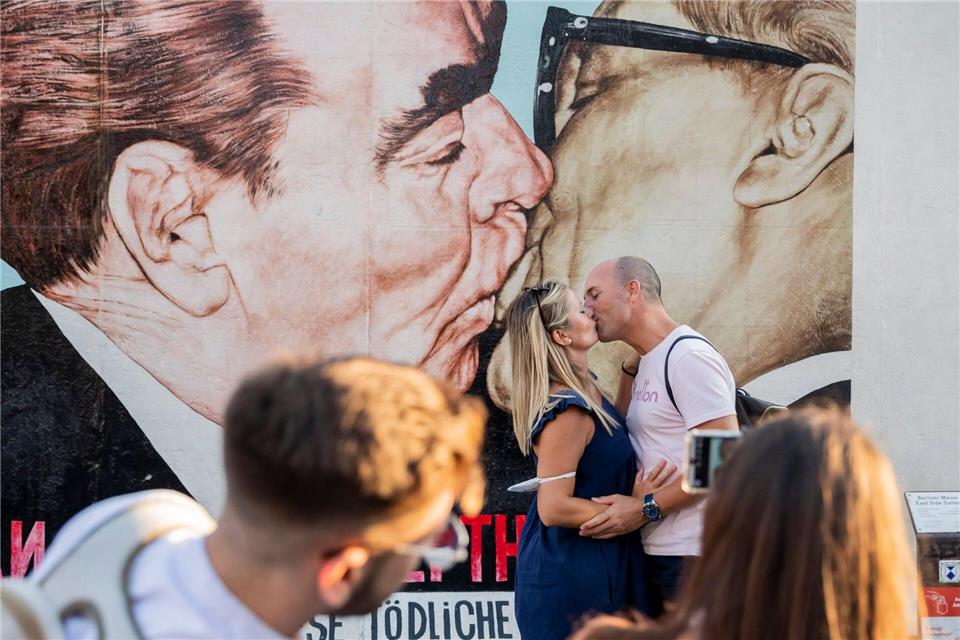 Einer der wohl bekanntesten Abschnitte der Berliner Mauer zeigt den Bruderkuss. (Archivbild)Christoph Soeder/dpa