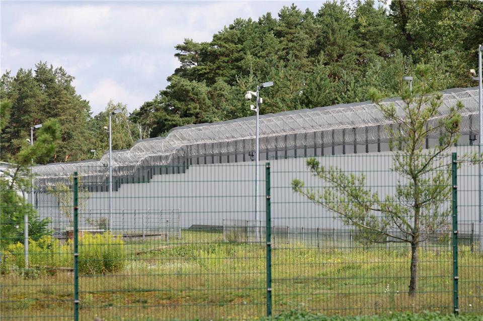 Einer ehemals in der JVA Neustrelitz beschäftigten Frau wirft die Staatsanwaltschaft Neubrandenburg sexuellen Missbrauch eines Schutzbefohlenen vor. (Symbolbild)Bernd Wüstneck/dpa