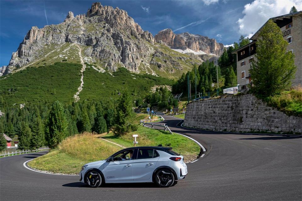 Einer für die Berge? Bei der Kurvenfahrt nach oben und unten bringt der GSE seine Leistung auf die Straße.Dani Heyne/Opel Automobile GmbH/dpa-tmn