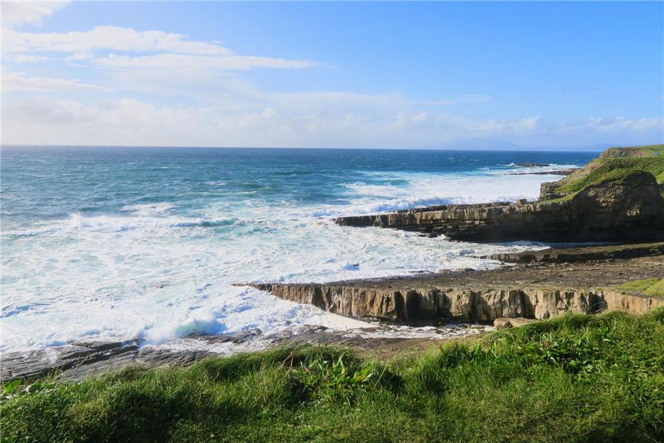 Einer schöner Ort für Spaziergänge, um Kraft zu tanken: die Atlantikküste bei Enniscrone.Daniela David/dpa-tmn