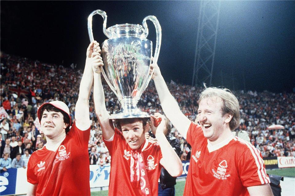 Einer seiner größten Momente: 1979 feiert John Robertson (l) den ersten von zwei Triumphen im Europapokal der Landesmeister mit Nottingham Forest. (Archivbild)Uncredited/AP/dpa