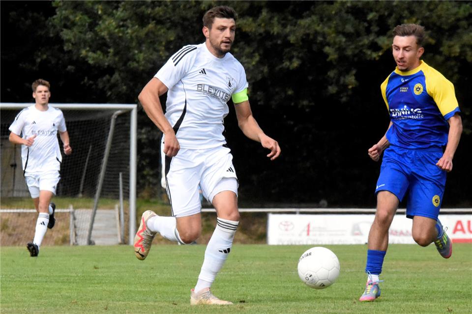 Einer von vielen, die dem VfL Ramsdorf nach dieser Saison nicht mehr zur Verfügung stehen: Tim Döking (Mitte) wechselt zur SG Borken. Insgesamt haben schon zehn Spieler ihren Abschied vom aktuellen Spitzenreiter der Kreisliga A nach dieser Saison erklärt.