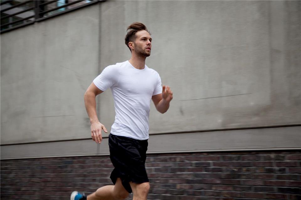 Einerseits monoton und vielleicht langweilig, andererseits kann man auch beim Joggen oder Schwimmen überschüssige Energie abbauen - und Dopamin-Kicks gibt’s auch.Christin Klose/dpa-tmn