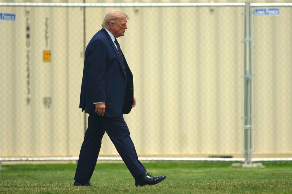 Eines der Lieblingsworte von US-Präsident Trump, bei seinen Landsleuten unbeliebt: Zölle. (Archivbild)Julia Demaree Nikhinson/AP/dpa