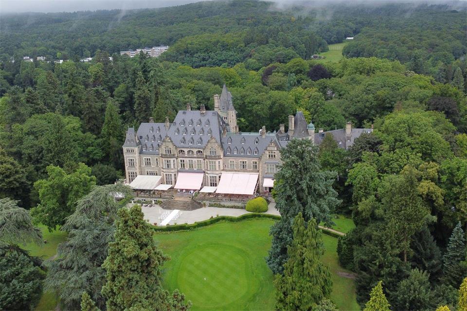 Eines der Objekte, um die es geht: das Schlosshotel Kronberg. (Archivbild)Arne Dedert/dpa
