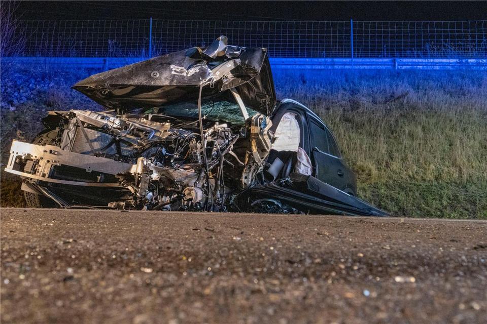 Eines der Unfallautos ist kaum noch zu erkennen. (Archivbild)Stefan Puchner/dpa