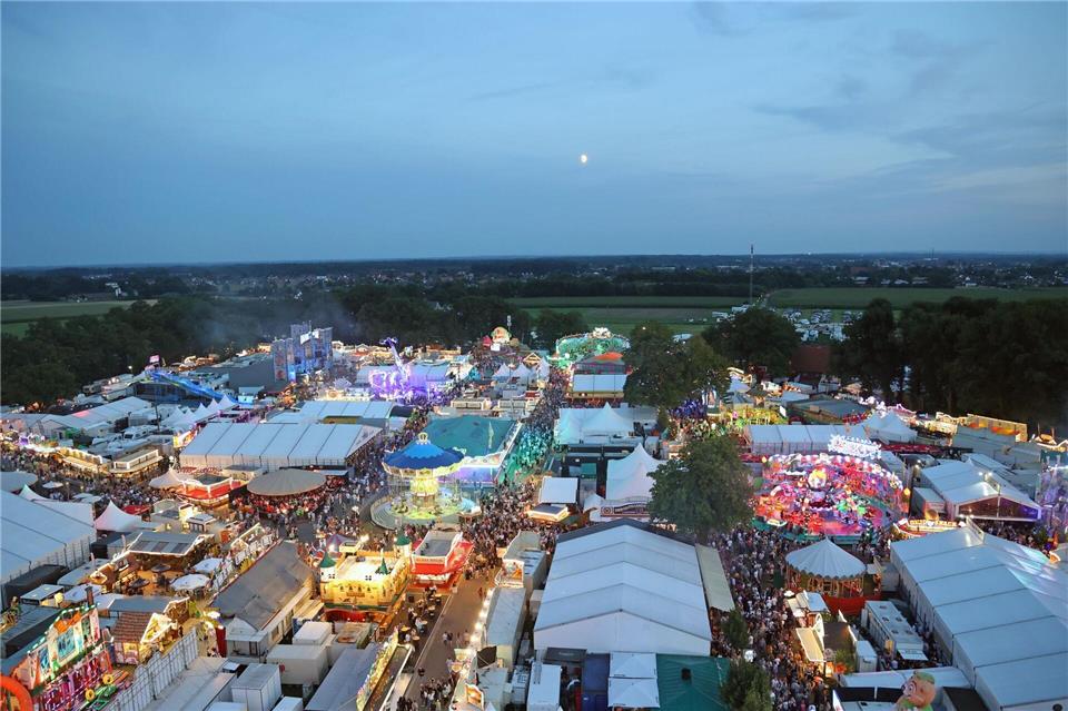 Eines der größten Volksfeste in Niedersachsen beginnt: der Stoppelmarkt. (Archivbild) Markus Hibbeler/dpa