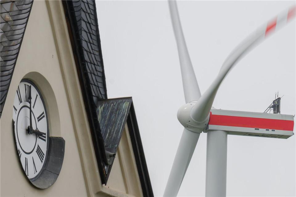 Eines der größten Windräder Sachsens sorgt seit Inbetriebnahme Ende 2023 für massive Beschwerden über Lärm. Mitte Juli ist der Abriss geplant. (Archivbild)Hendrik Schmidt/dpa