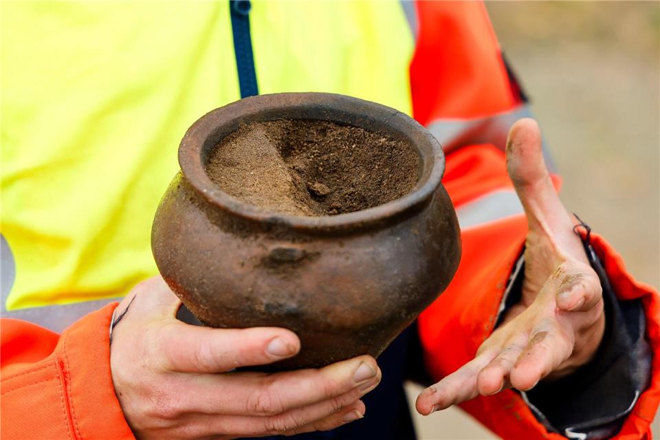 Eines der spannenden Ausgrabungsstücke ist für Solveig Ketelsen ein gut erhaltenes Vorratsgefäß. Frank Molter/dpa