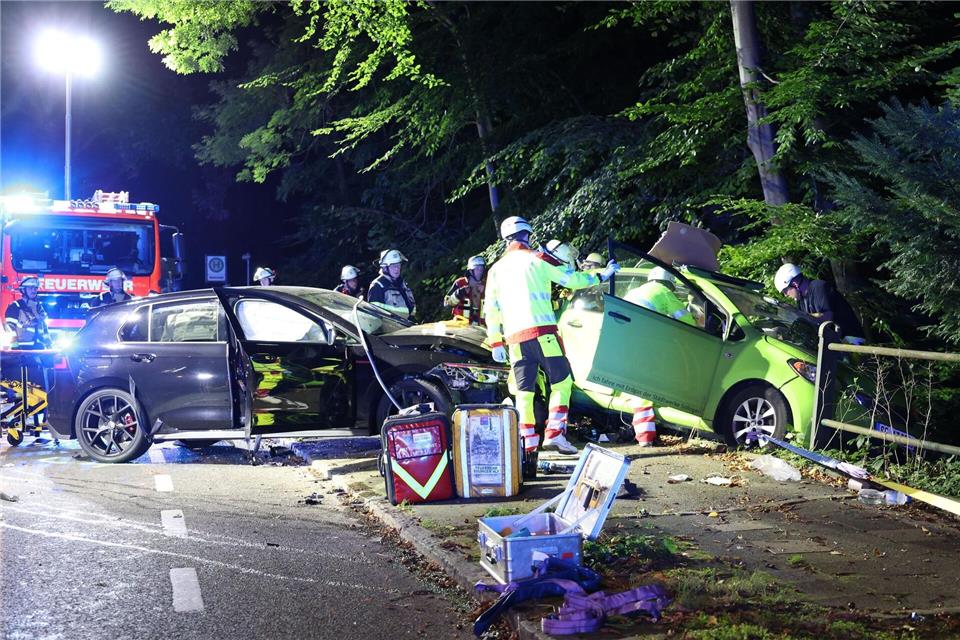 Eines der verunglückten Autos drohte abzurutschen.Gianni Gattus/dpa