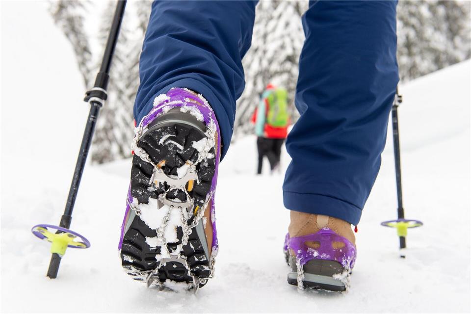 Eines der wenigen Hilfsmittel: Grödel sind eine Art Mini-Steigeisen, die über die Schuhsohle gezogen werden.Johannes Geyer/TVB Seefeld/dpa-tmn