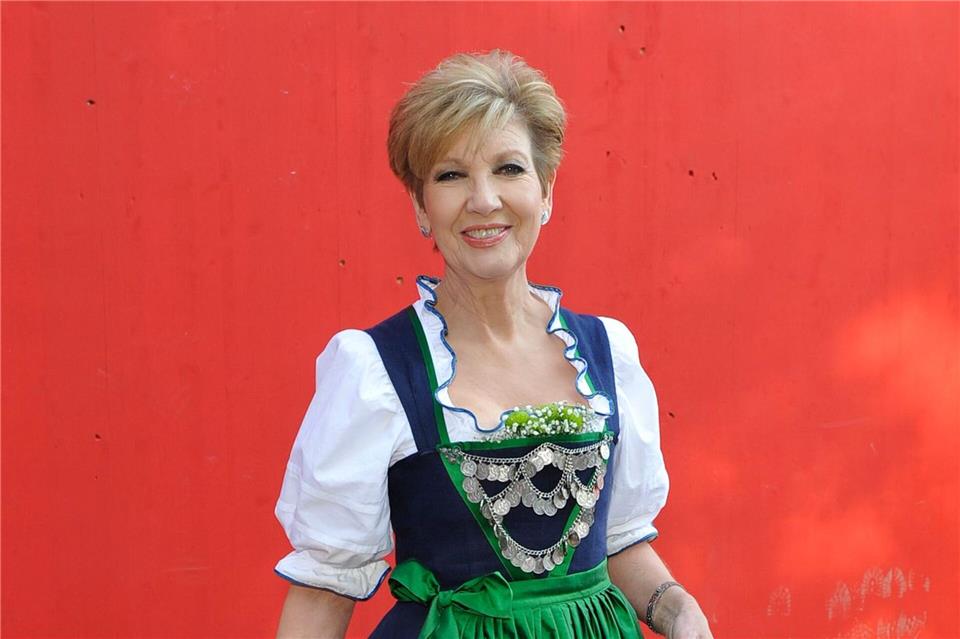 Carolin Reiber und das Glück im Alltag  Eines ihrer liebsten Kleidungsstücke: das Dirndl. (Archiv)picture alliance / dpa
