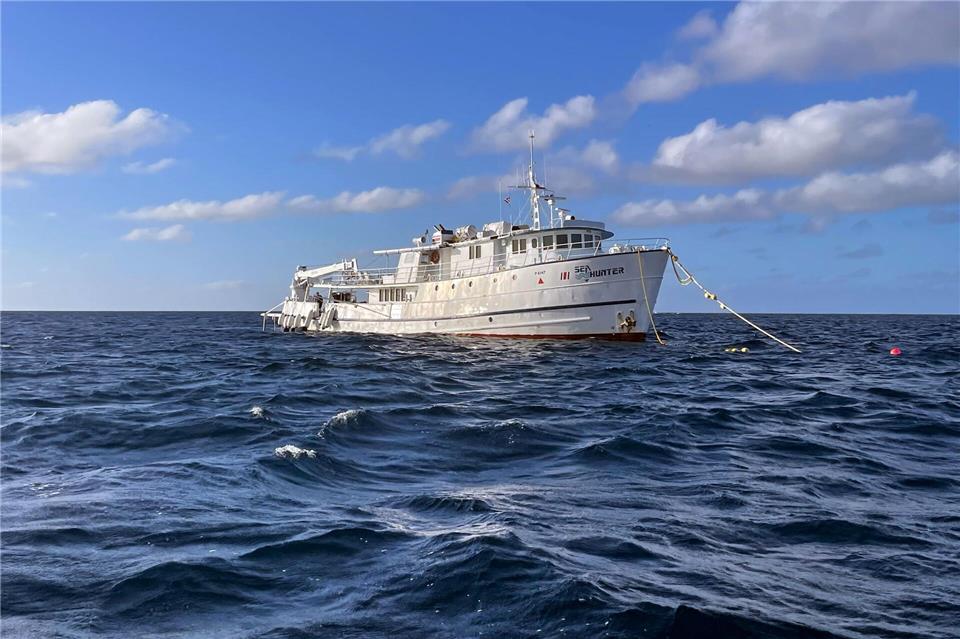 Eines von drei Booten mit Lizenz: die an der Silver Bank ankernde „Sea Hunter“. Manuel Meyer/dpa-tmn