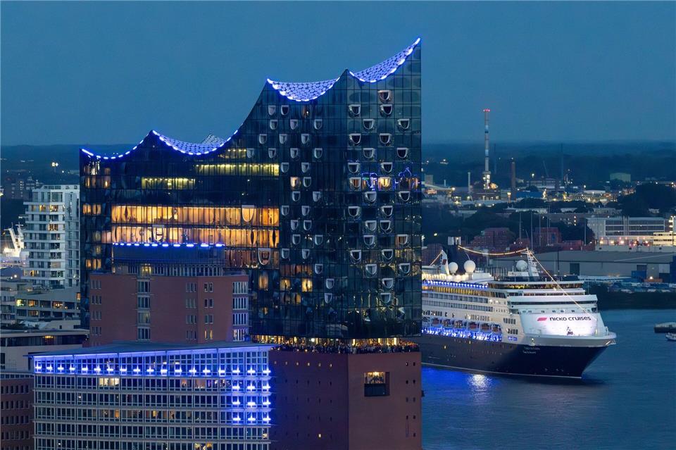 Große Pötte, Feuerwerk, Kritik - Hamburger feiert Kreuzfahrt Eines von fünf Kreuzfahrtschiffen zog am Samstagabend an der Elbphilharmonie vorbei.Bodo Marks/dpa