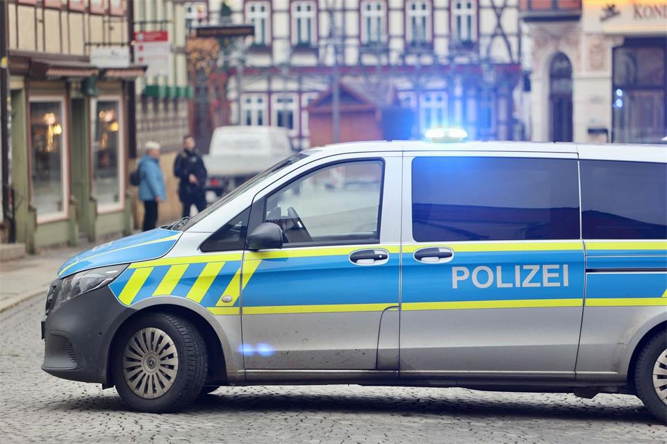 Eines von rund 1.800 Fahrzeugen der Landespolizei Sachsen-Anhalt. (Archivbild)Matthias Bein/dpa