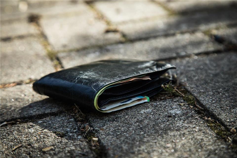 Einfach aufheben und mitnehmen? Wer eine Geldbörse einfach an sich nimmt und behält, macht sich wegen Unterschlagung strafbar.picture alliance/dpa/dpa-tmn
