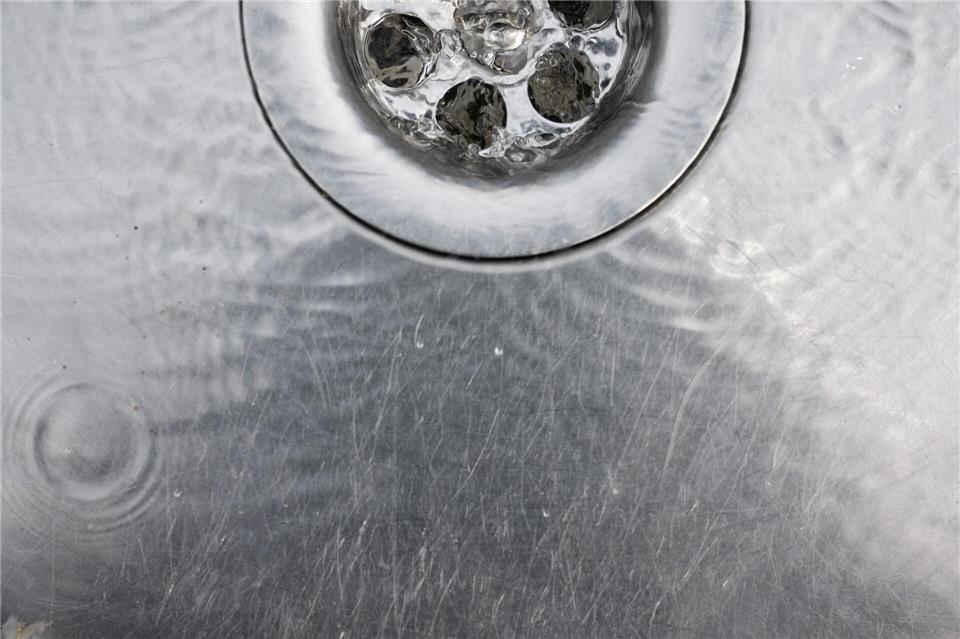 Einfach das Wasser laufenlassen - oft hilft das schon, wenn aus dem Abfluss unangenehme Gerüche aufsteigen. Sebastian Gollnow/dpa