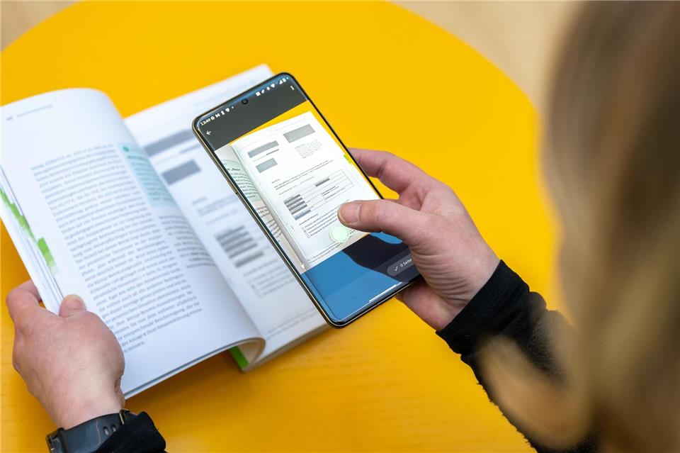 Einfach den gewünschten Bereich abfotografieren, dann übernimmt Fairscan automatisch Zuschnitt und Bildoptimierung.Zacharie Scheurer/dpa-tmn