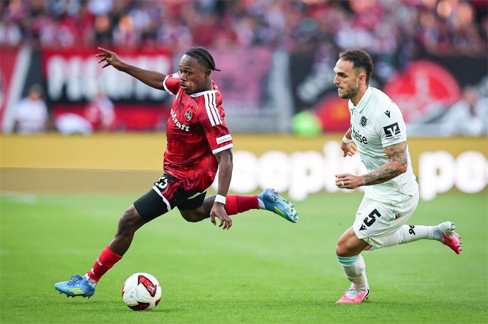 Einfach nicht zu stoppen: Nürnbergs Matchwinner Mohamed Ali Zoma (l). Daniel Karmann/dpa