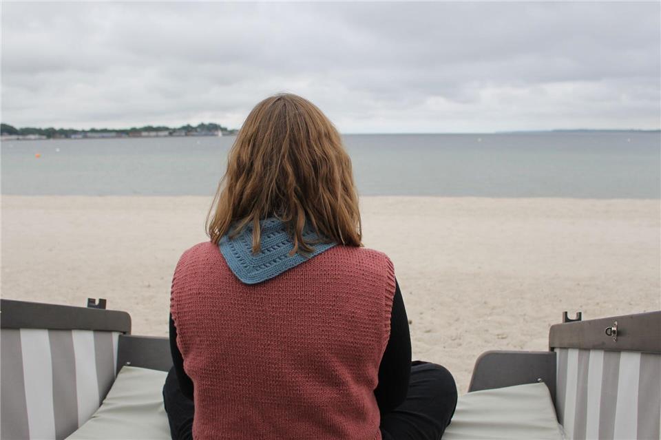 Einfach nur Wolken und Wasser genießen: Ein kleines Abenteuer im Schlafstrandkorb bringt einiges an Entschleunigung. Ricarda Dieckmann/dpa-tmn