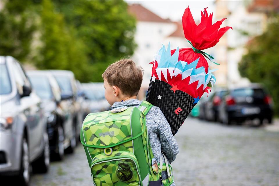 Einfach und individuell: Mit einem Schultütenrohling aus dem Handel lässt sich die Tüte schnell und nach eigenen Wünschen verzieren.Moritz Frankenberg/dpa/dpa-tmn