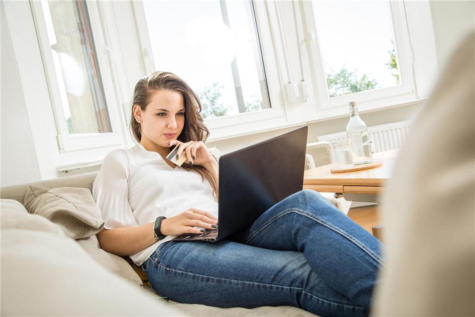 Einfach von der Couch zu Hause über den Laptop oder unterwegs mit dem Smartphone zu shoppen, ist für uns zu einer Selbstverständlichkeit geworden. Aber wie geht das nachhaltiger?picture alliance / dpa-tmn