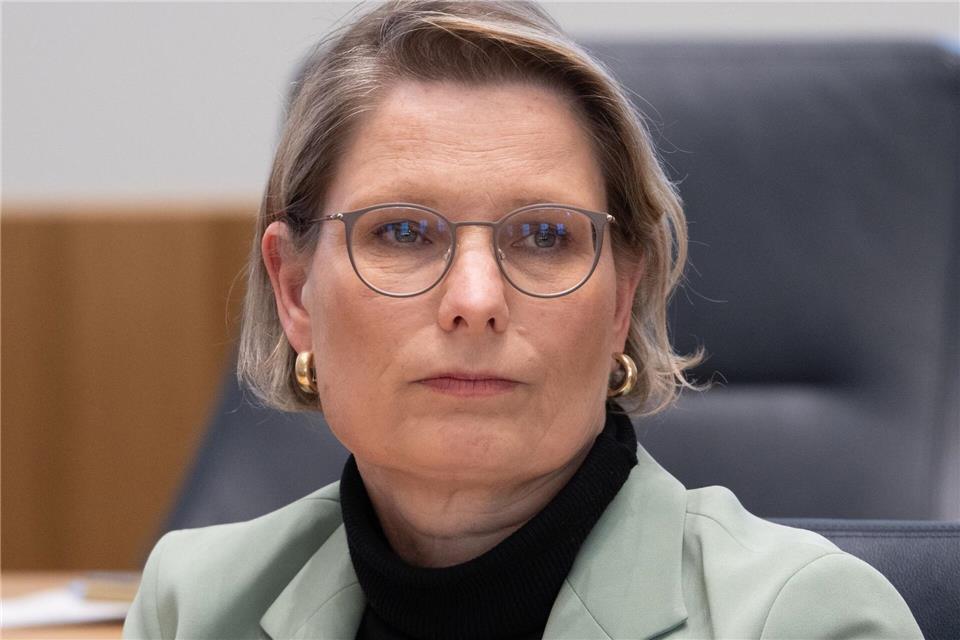 Einfache Lösungen gibt es für sie bei dem Thema nicht: Bildungsministerin Hubig (Archivbild). Boris Roessler/dpa