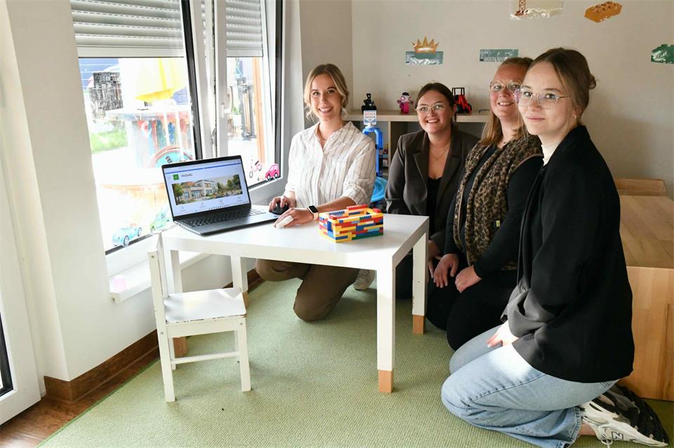 Einfaches Dokumentieren, mehr Zeit für Kinder: „HeDoKi“ heißt das Programm, das der Kreissportbund einführt und das in der Kita Lummerland in Weseke mit Leiterin Marie Willms (links) sowie (daneben) den Kolleginnen Conny Decking, Eva Telake (Leitung Kita Kreisel) und Marie Könning vorgestellt wurde.
