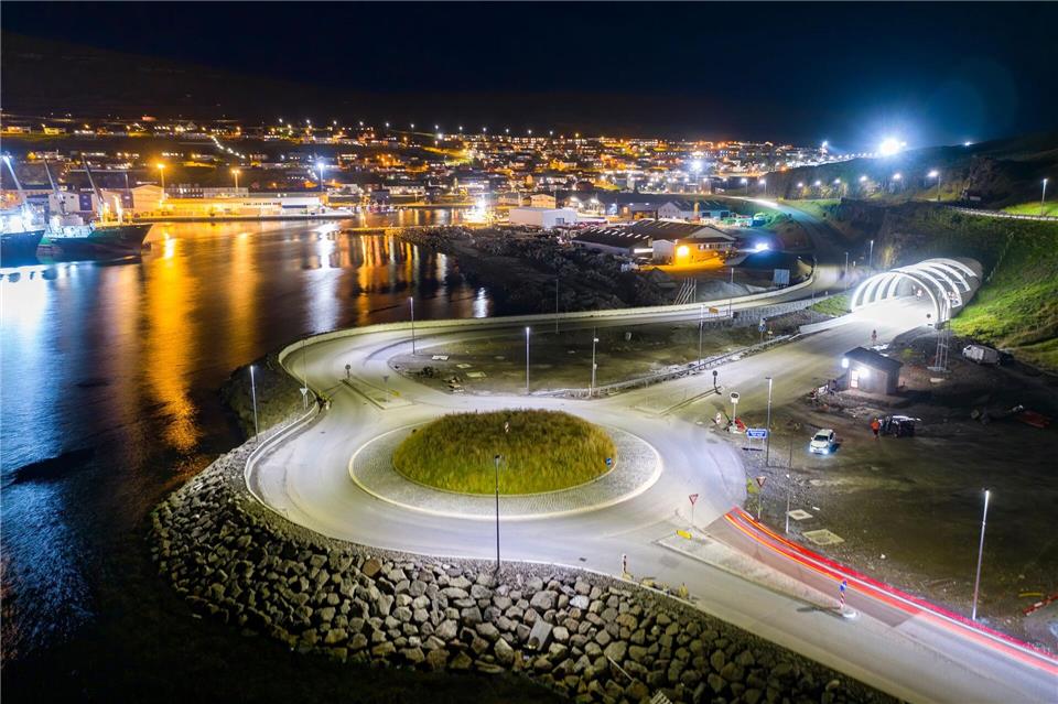 Einfahrt zum Eysturoytunnel: Hier geht es zur Kunstgalerie unter dem Meeresboden. Und zur anderen Inseln.lavur Frederiksen/Faroephoto.com/dpa-tmn