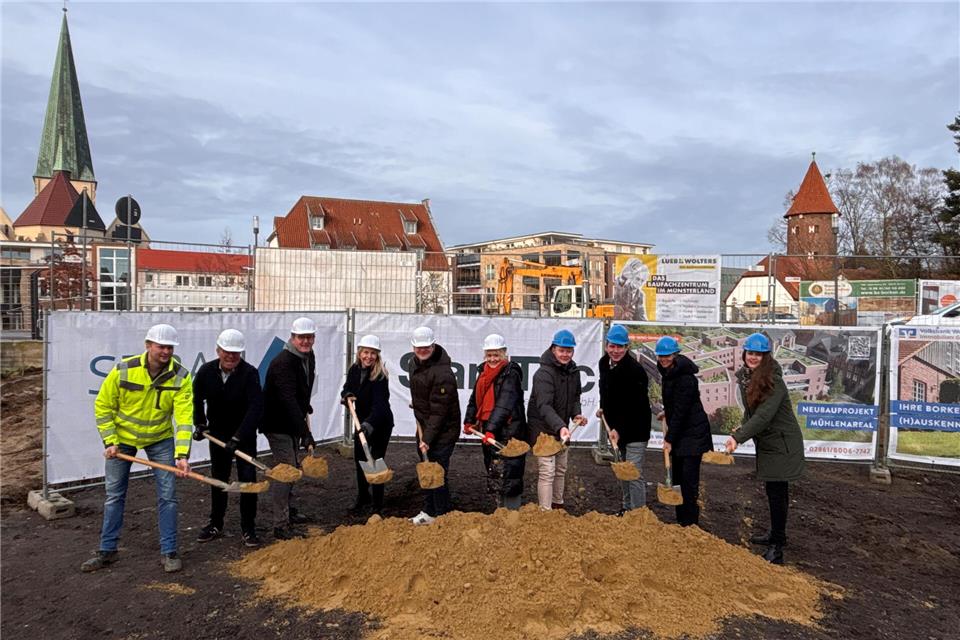 Eingerahmt von Remigius-Kirche und Kuhm-Turm vollzogen die Investoren mit Vertretern der Stadt, der Volksbank Westmünsterland und einiger an Planung und Bau beteiligter Firmen den symbolischen ersten Spatenstich.