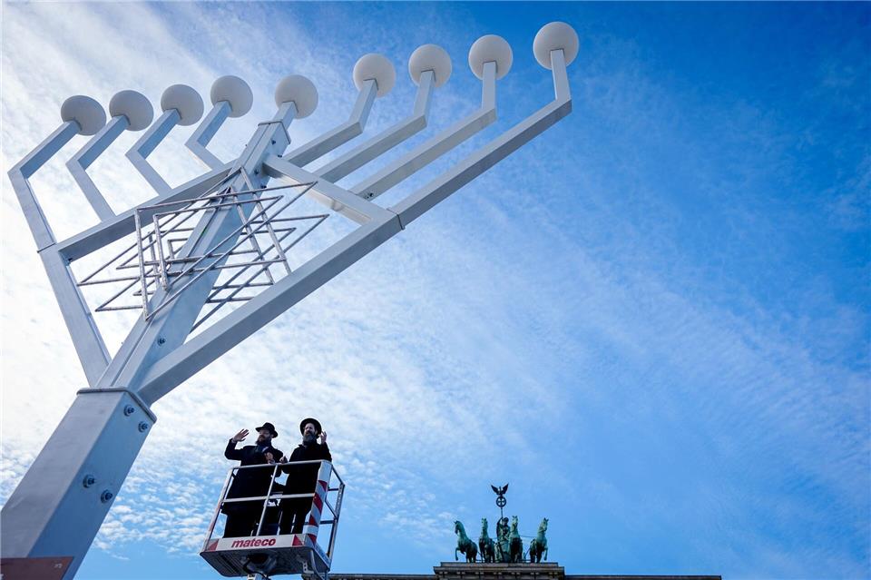 Eingeweiht: Der Chanukka-Leuchter am Brandenburger TorKay Nietfeld/dpa