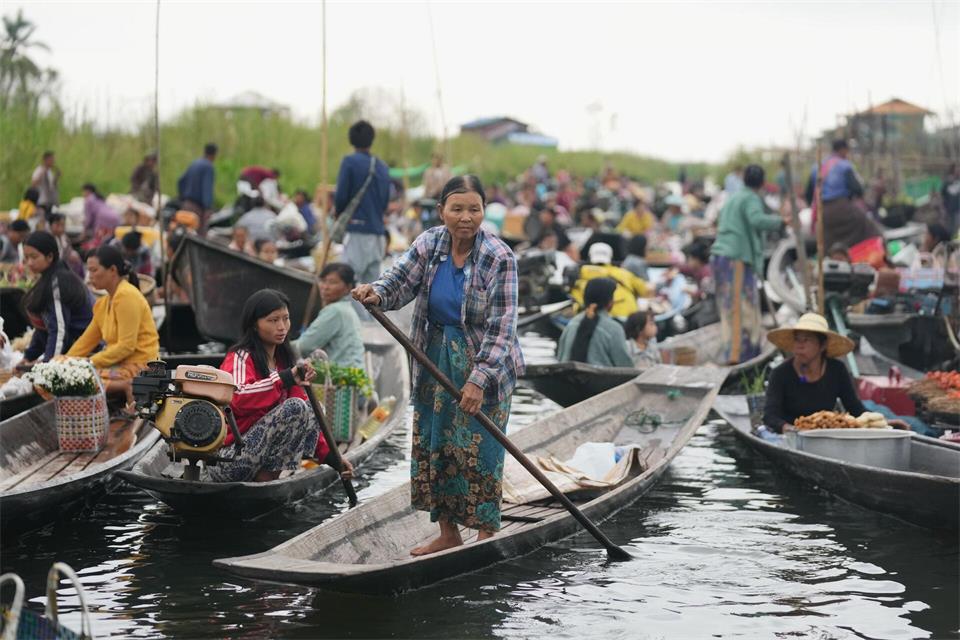 Einheimische rudern auf dem Inle-See in Myanmar mit ihren Booten auf einem dortigen schwimmenden Markt.Thein Zaw/AP/dpa