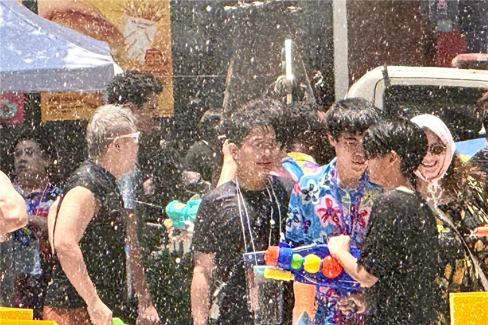 Einheimische und Touristen feiern traditionell zusammen - die meisten sind nach wenigen Minuten klatschnass.Carola Frentzen/dpa