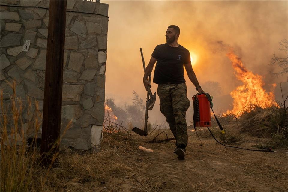 Einheimische versuchen einen Waldbrand im Dorf Gennadi auf der griechischen Insel Rhodos zu löschen.