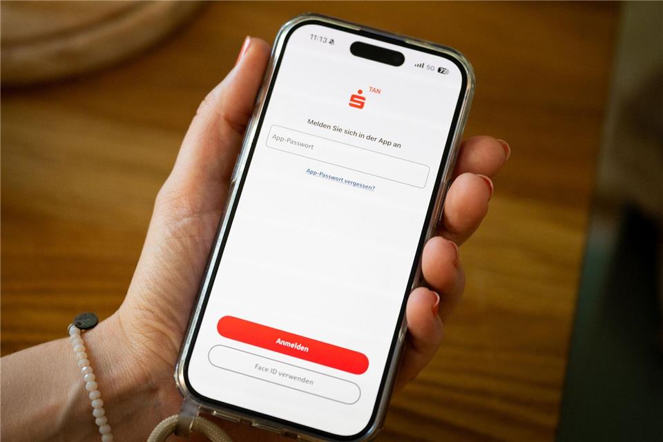 Einheitliche Lösung: Ab Januar 2027 erfolgt die Freigabe von Online-Zahlungen ausschließlich über die S-pushTAN-App.Zacharie Scheurer/dpa-tmn