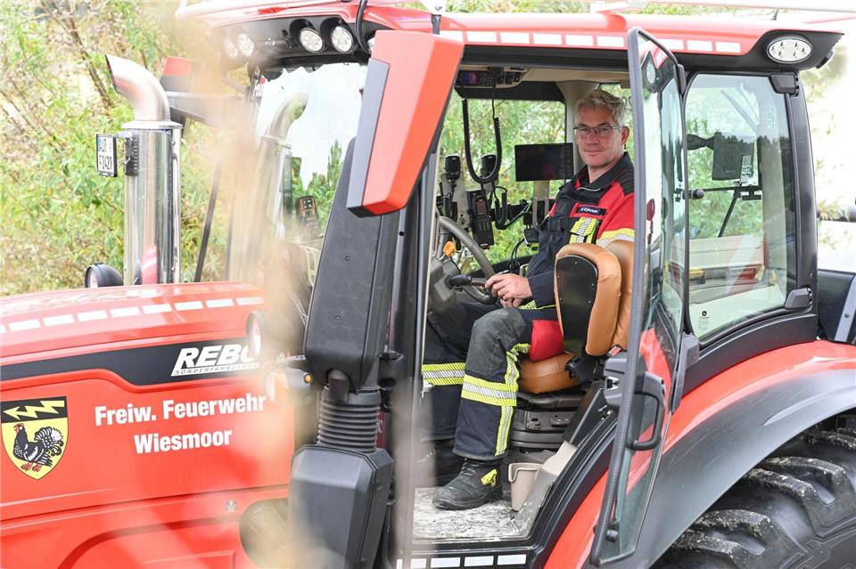 Einheitsführer Holger Eyhusen ist einer der Feuerwehrleute, die den Trecker fahren können. Lars Penning/dpa