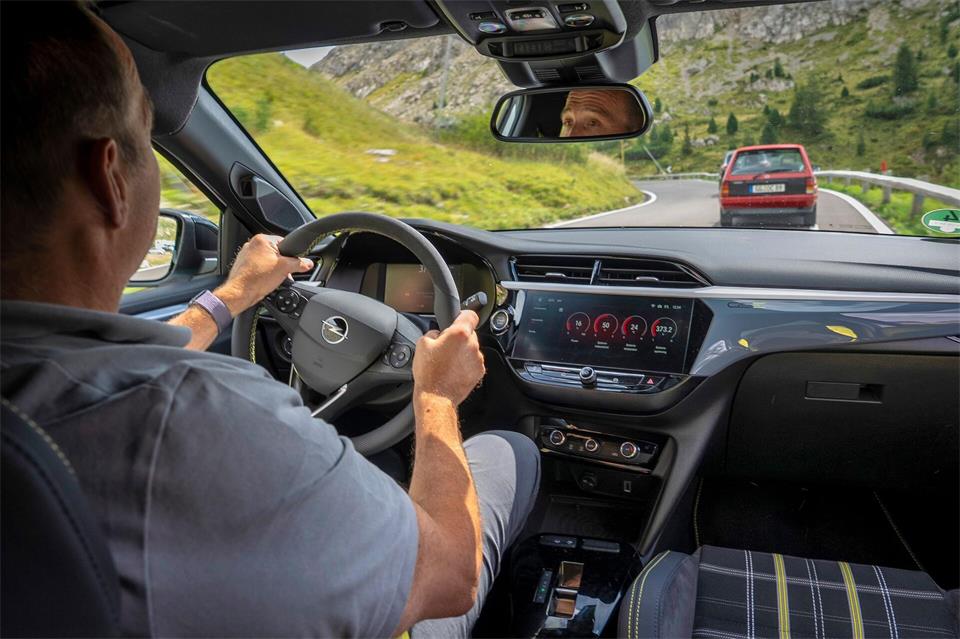 Einholen, aber auf der engen Bergraße bitte nicht überholen: Blick aus dem GSE auf schöne Landschaft und den Corsa GSI voraus.Dani Heyne/Opel Automobile GmbH/dpa-tmn