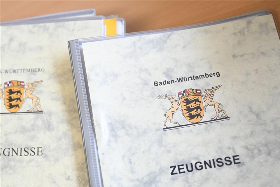 Einige Abiturzeugnisse im Südwesten müssen wegen eines Softwarefehlers korrigiert werden. (Symbolbild)Bernd Weißbrod/dpa