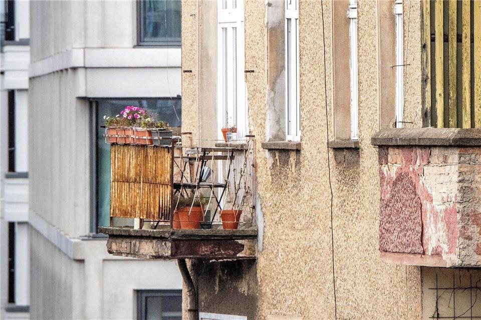 Einige Alarmsignale sollten Mieter und Eigentümer ernst nehmen: Risse im Beton, schiefe Holzteile oder Algenbildung können auf Schäden am Balkon hinweisen.picture alliance/dpa/dpa-tmn