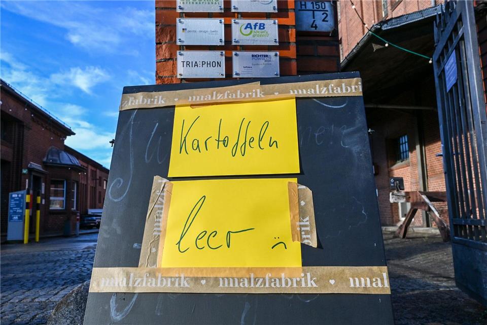 Einige Ausgabestellen hatten ihre Kartoffeln schnell verteilt.Jens Kalaene/dpa