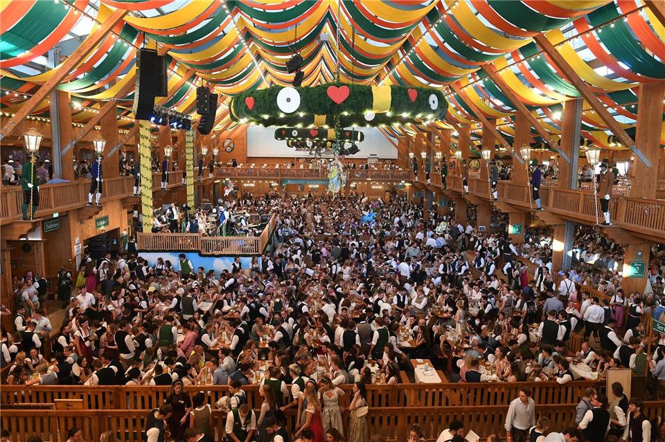Einige Bayern-Profis und auch Coach Kompany haben sich bereits auf dem Oktoberfest umgesehen.Felix Hörhager/dpa