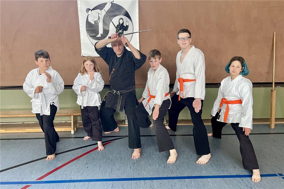 Einige Bewegungskünstler mit ihrem Trainer Peter Scholz performen für die anstehenden Feierlichkeiten.