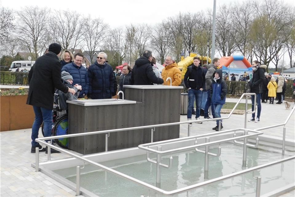 Einige Bürger verschafften sich bei der Eröffnung des Parks einen genaueren Einblick von den neuen Geräten.