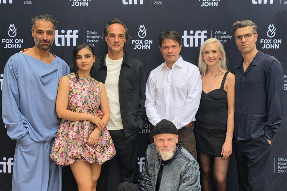Einige Darsteller, Mitwirkende und der Regisseur David Nawrath (3. von links) der ARD-Serie „Breitscheidplatz 19/12“ beim Filmfest Toronto. Der internationale Titel der Serie lautet „Blindspot Berlin“. (Archivbild)Manuela Imre/dpa